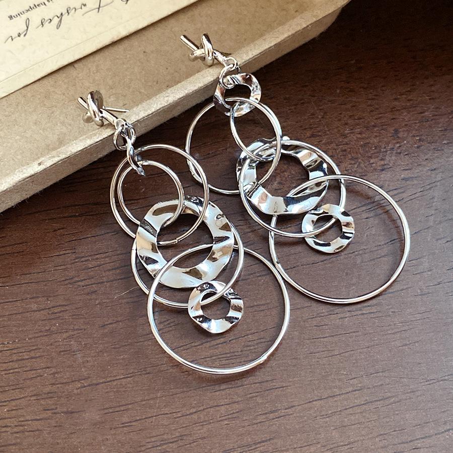 

Silver needle pleated hollow round fringed earrings fashionable high-end temperament earrings exquisite versatile face small earrings