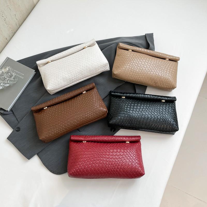 Casual and versatile crossbody bag women's spring and summer new Korean shoulder bag fashion trend commuter pillow bag for women