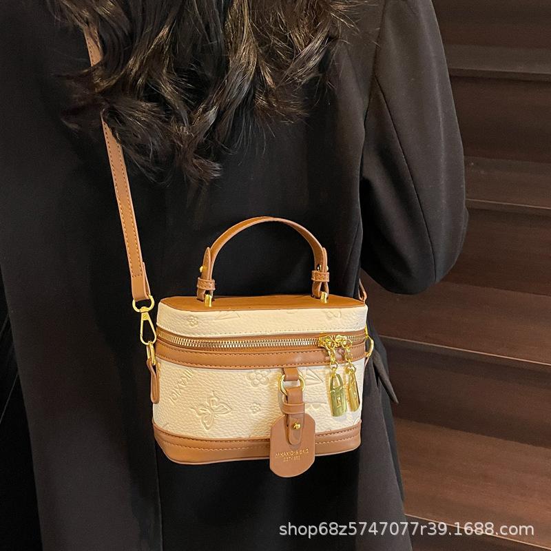 2025 Popular Bag Women 2025 New Spring Versatile Shoulder Messenger Bag Premium Texture Niche Portable Box Bag