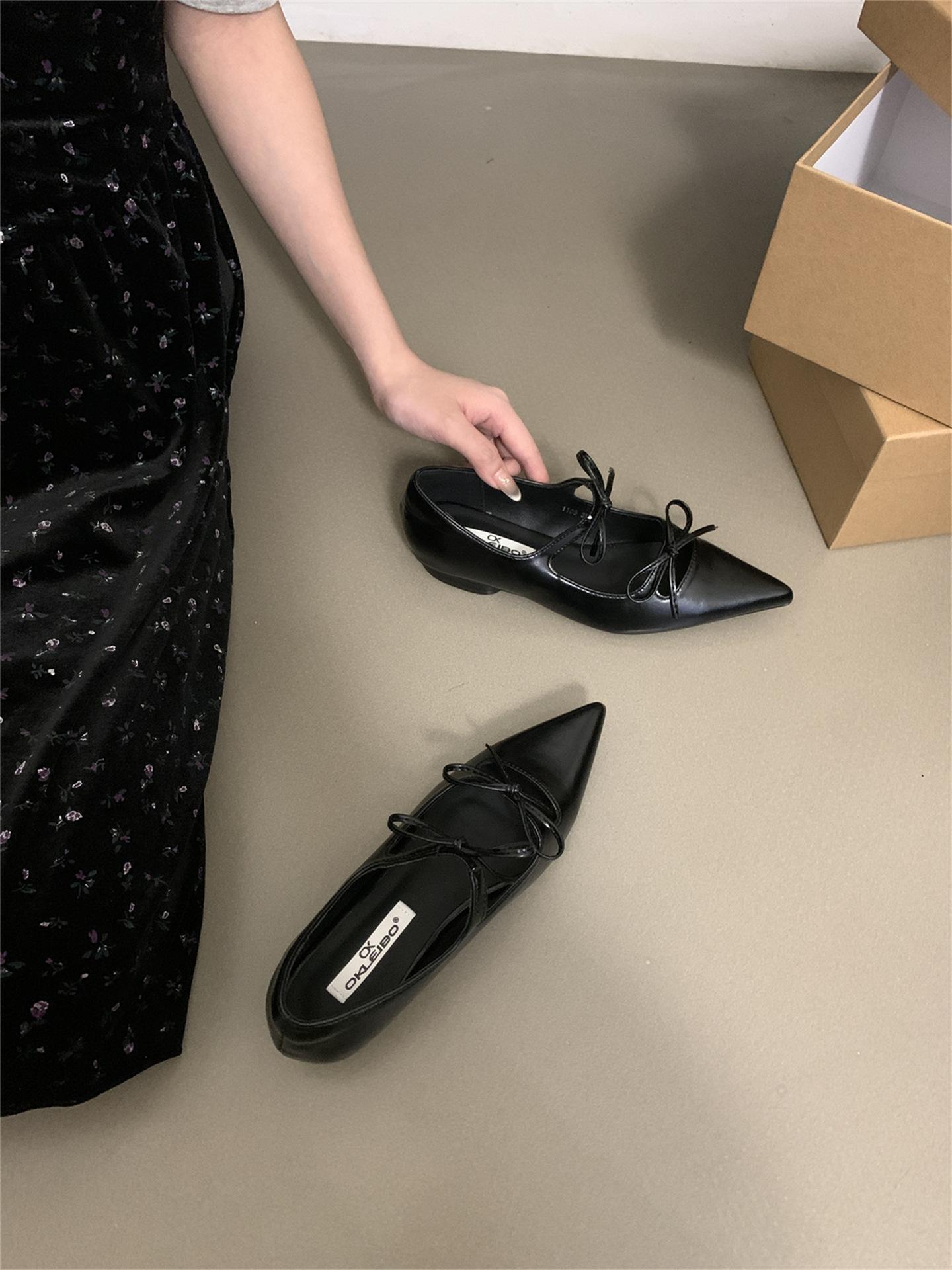 

[Yanju] French Mary Jane Shoes Women s 2025 Autumn New Design Low Heel Pointed Bow Small Leather Shoes 35