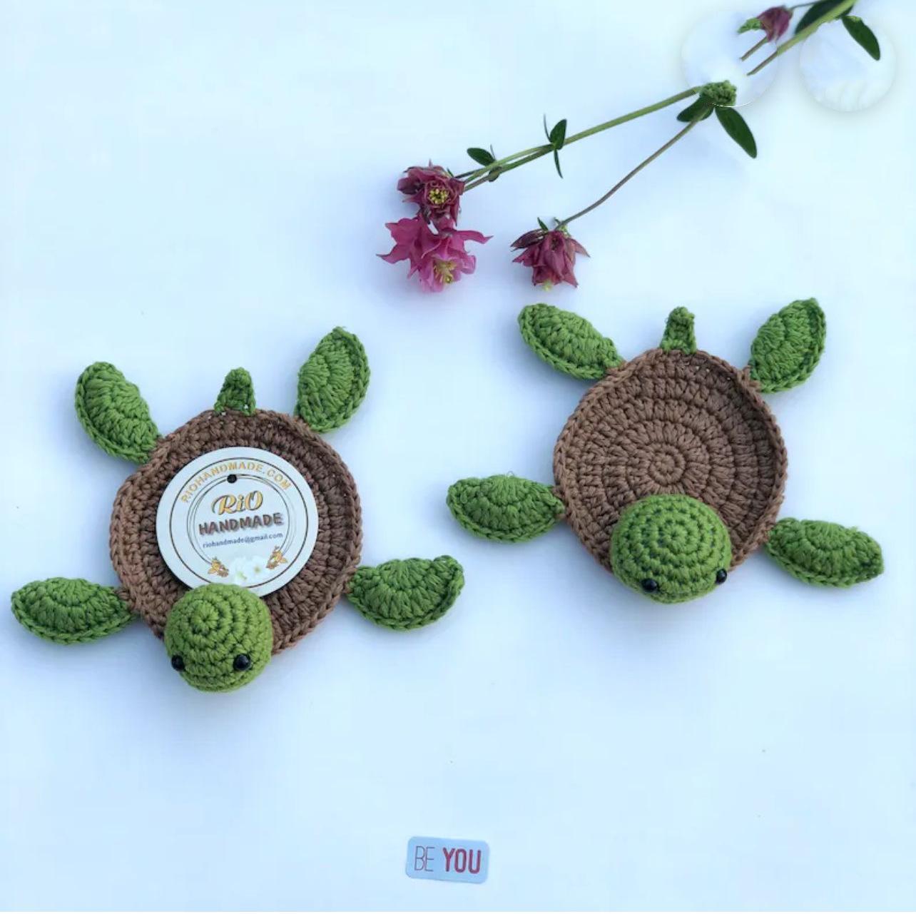 

2025 Новый чистый ручной вязаный крючком милый маленький коврик для чашки с черепахой и овечкой, защитный коврик для стола с теплоизоляцией