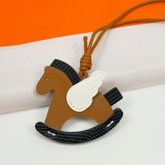 Väskhänge Miljövänlig Gunghästnyckelring i konstläder med repsnodd Vingdesign Väskor Biltillbehör