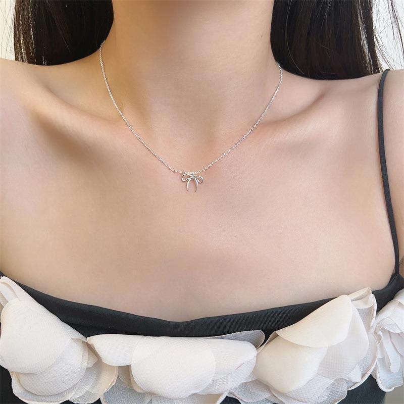 Elegant Bow Necklace: Delicate, Versatile Choker for Women