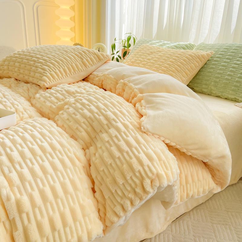 Mother and Baby Rabbit Velvet 4-Piece Set: Coral Fleece Duvet Cover, Solid Color Fitted Sheet, Milk Velvet 3-Piece Set for Single/Double Bed.