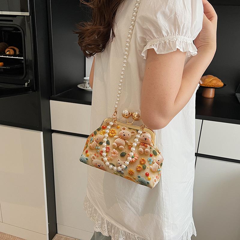 Niche Portable Small Bag Women's Summer New Pearl Chain Shoulder Bag Fashion Messenger Shell Bag