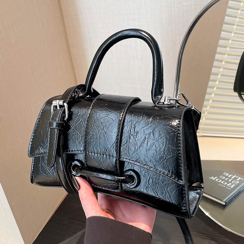 This year, it is popular, simple, trendy and cool, high-end texture, portable small square bag, niche design, versatile commuter messenger bag, femal