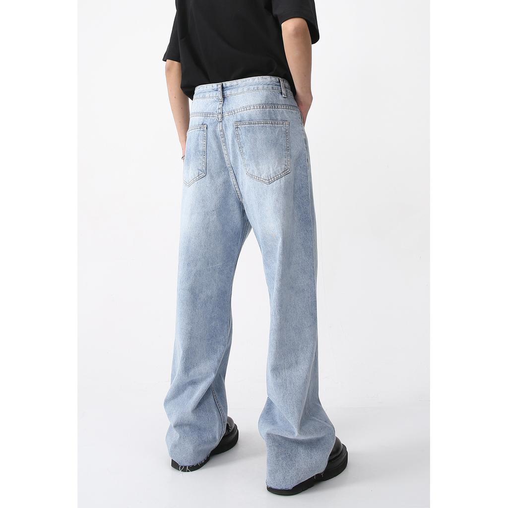 Frühlingsneuheit für Herren. Dünne, lässige Jeanshose mit personalisiertem Saum und rohem Saumdesign