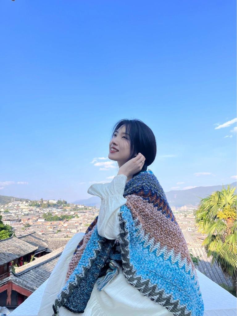 Handgestrickter Schal und Klimaanlagen-Cape im Ethno-Stil mit Quasten