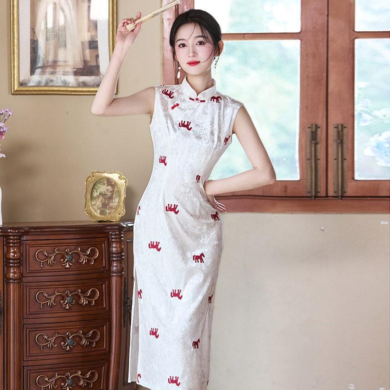 Elegant Sleeveless Long Cheongsam Dress 2026 Vintage Chinese Style Women Velvet Retro Qipao Small