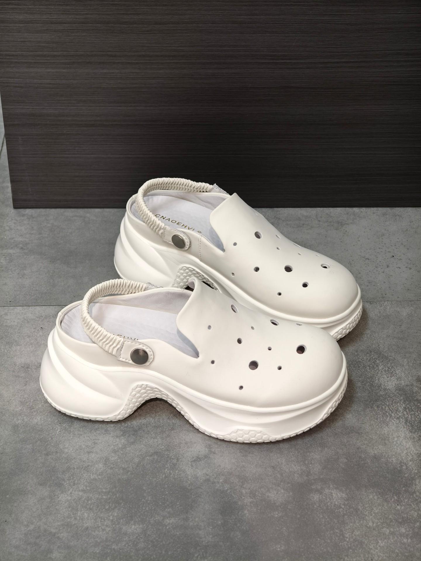 

2025 summer new thick-soled cloud hole shoes women s height increase non-slip outer wear stepping on shit seaside beach shoes sandals 35