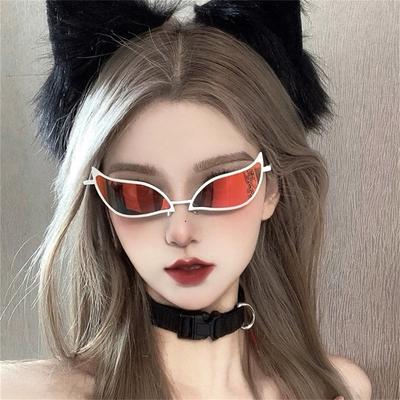 Occhiali da Sole Cosplay Donquixote Doflamingo Occhiali a Gatto in PVC Anime per Donne Uomini Regalo di Natale Divertente Accessori per Feste