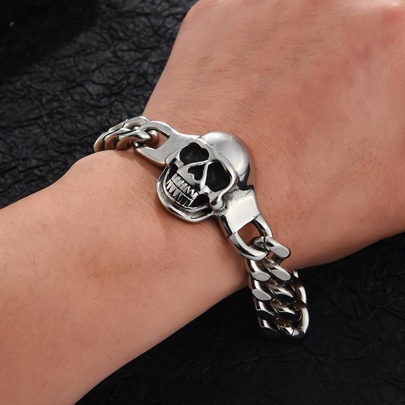 Herrenarmband aus Titanstahl mit Totenkopf im Vintage-Stil für modebewusste Männer
