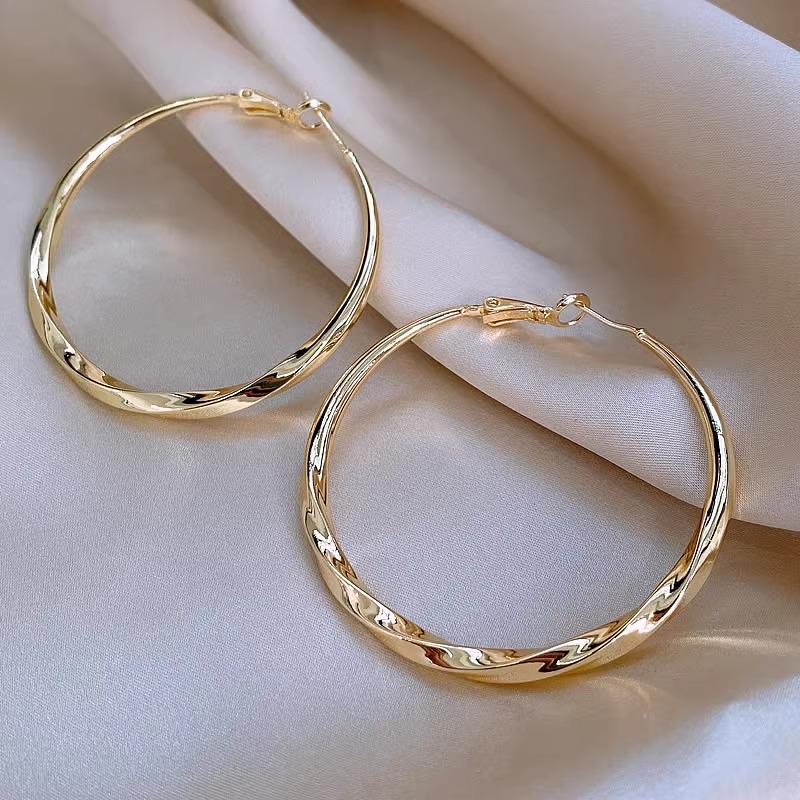 Elegant European and American Style Large Hoop Earrings: High-End Light Luxury Design.