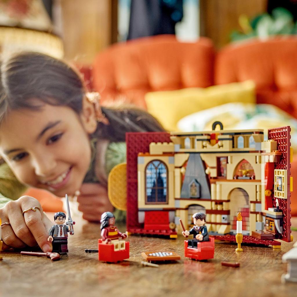 LEGO Harry Potter Gryffindor Dorm Crest 76409 Toy Block Present Interior Fantasy Boys Girls 9 Years Old and Up (TM)