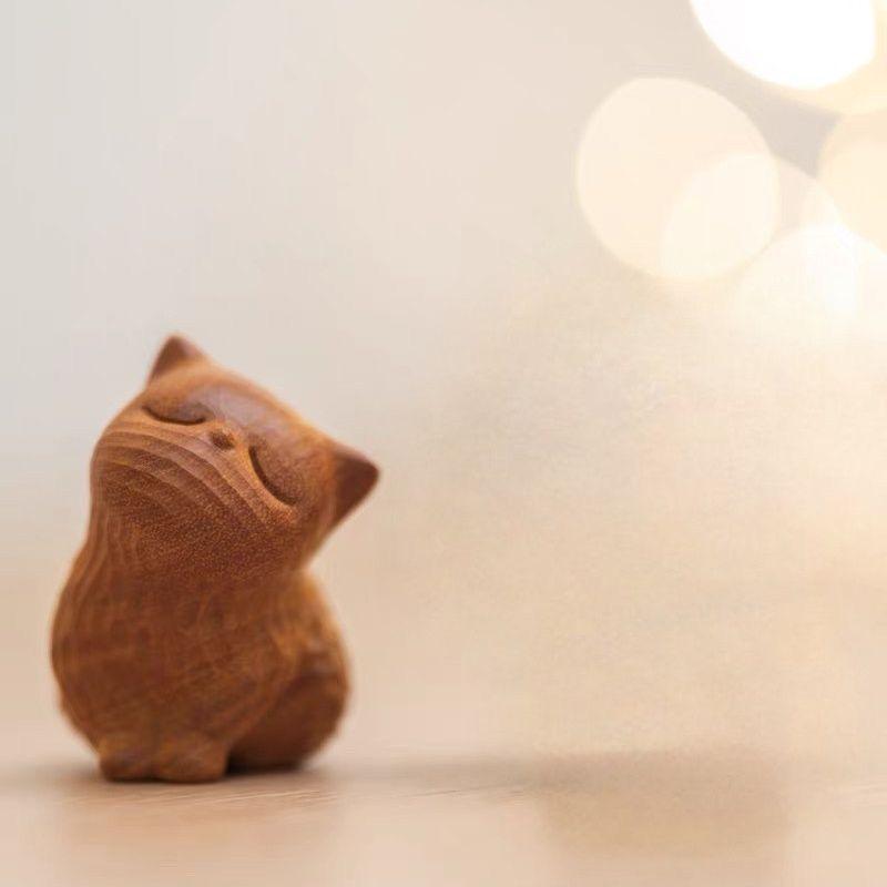 Cypress Wood Carving: Arrogant Cat Ornament – Cute Animal Design with Childlike Charm for Cultural Display