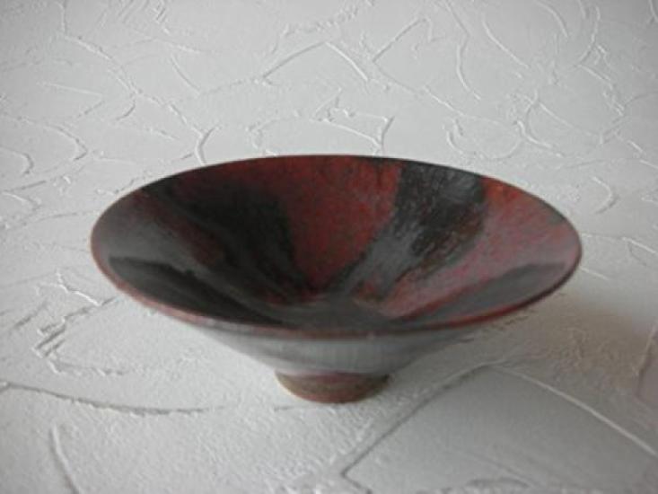 

Nakamura Tsuji Black persimmon glaze flat sake cup Kyoto ware wooden box gift Sakazuki cup Gourmet cup [Tokian]