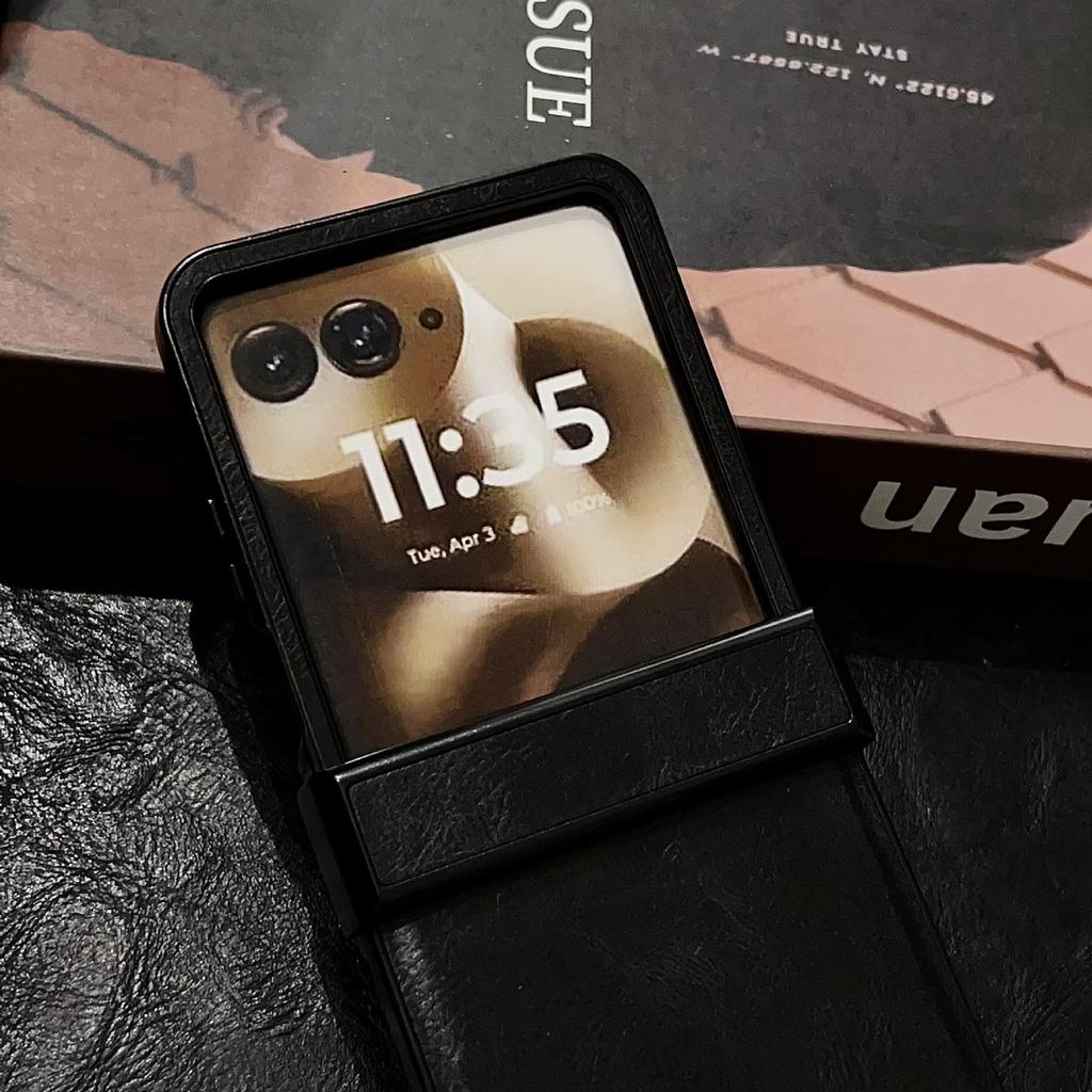 Samsung Z Flip7 Retro Crazy Horse Grain Magnetic Phone Case, Compatible with Flip6/5, Three-Section Nameplate Style.