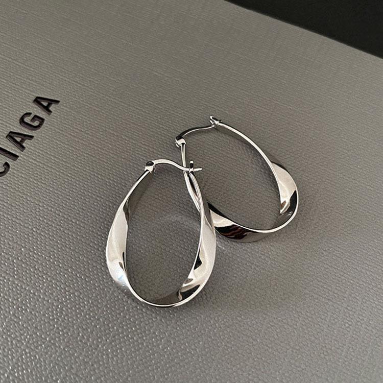 

Zinc Alloy Color Geometric Twisted Hoop Earrings for Women Mobius Strip Compact Earring Femininity Ear Euckle Zircon Accessorie