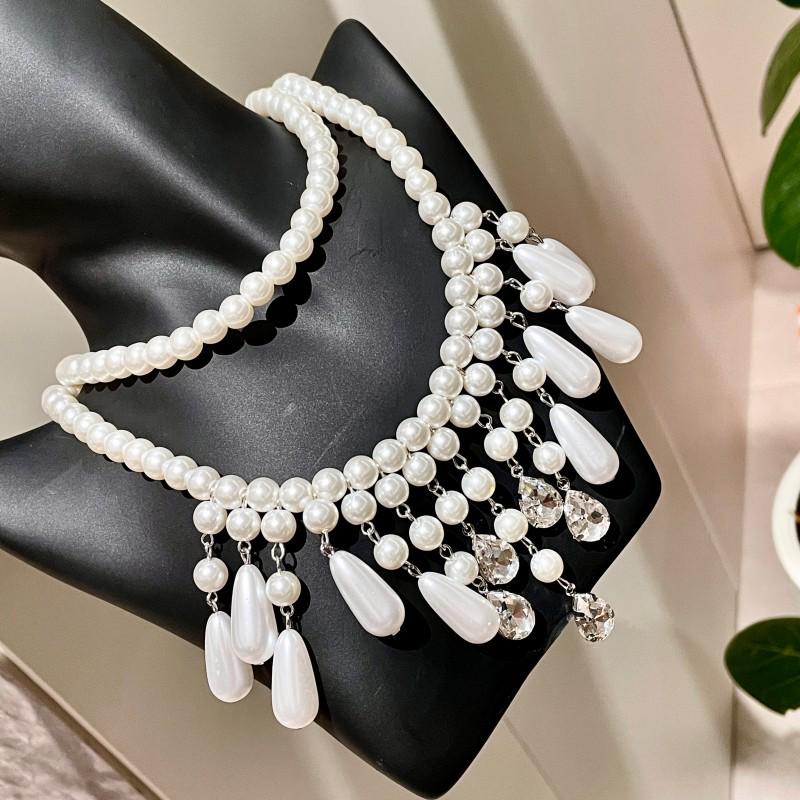 Двухслойное жемчужное колье с кисточками, стразами в форме капель воды и винтажной цепочкой на ключицы