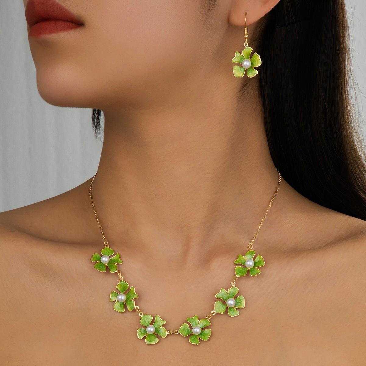 

Модные украшения для женщин зелёный