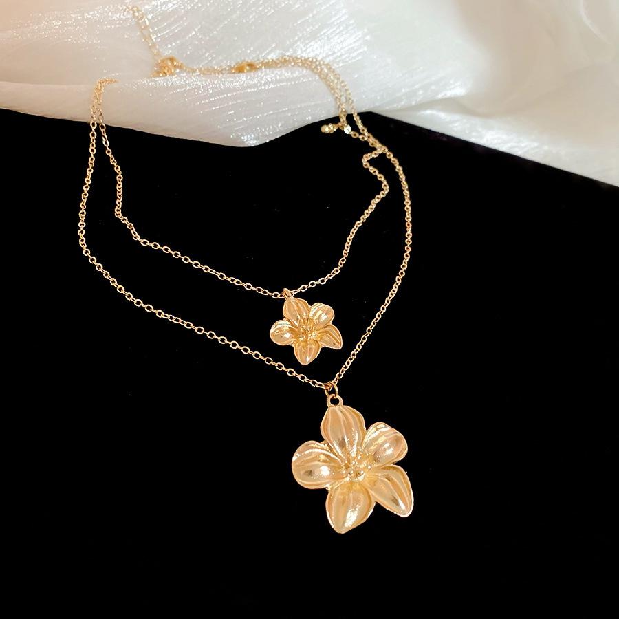 High-End European & American Metal Oval Earrings and Necklace Set - Simple Clavicle Chain for Women