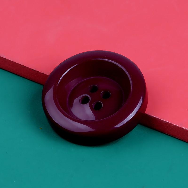 

Высококачественные цветные утолщенные пуговицы Женская одежда Кашемировое шерстяное пальто Пуговицы Смола Черные круглые пуговицы на четыре отверстия Burgundy * 40L = 25.0 MM * Round