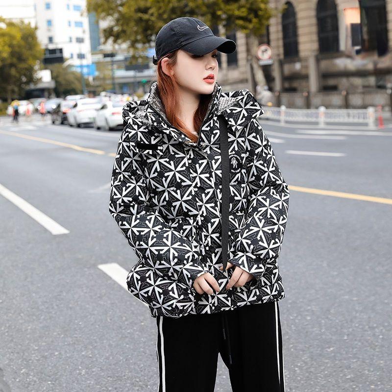 Модное зимнее короткое пальто в корейском стиле с принтом и капюшоном для женщин M чёрный