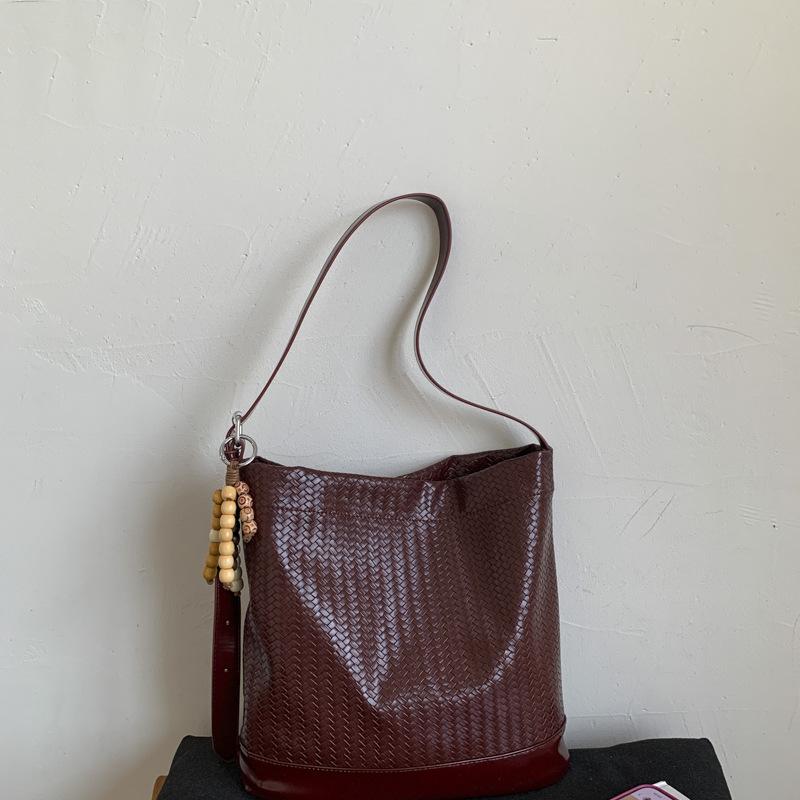 

Fashion woven underarm bag New trendy large-capacity casual bag One shoulder oblique span tote bag красный