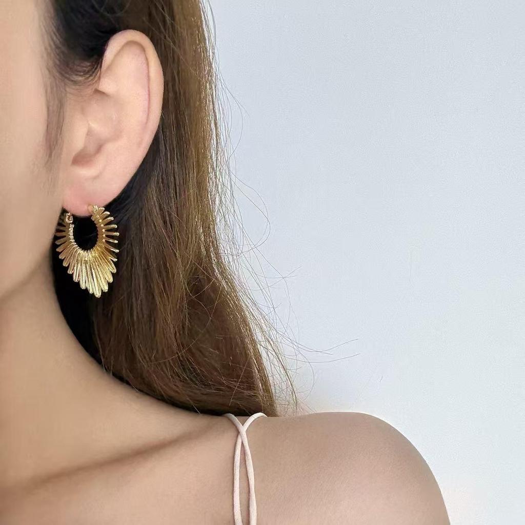 Chic Fan-Shaped Hollow Earrings: Unique Style Ear Clips for Women