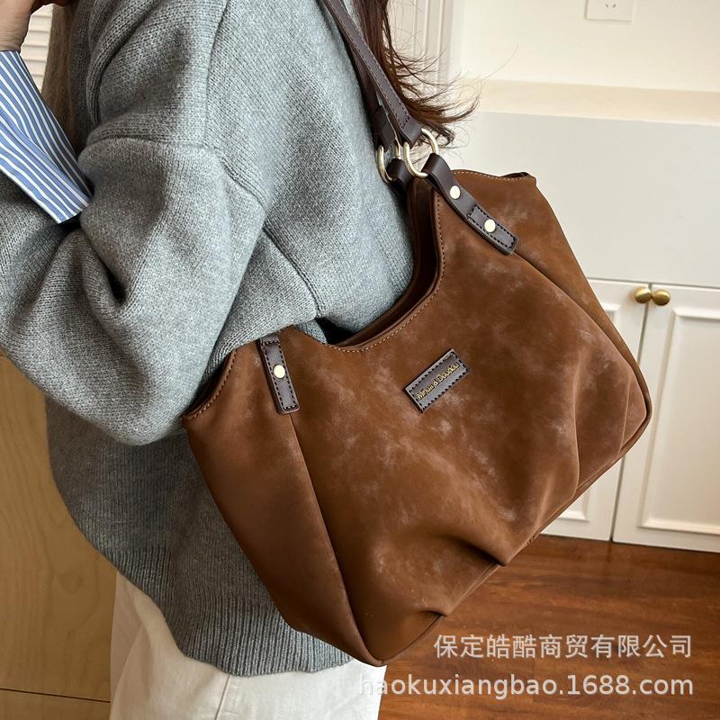 Large-capacity bag women's autumn and winter versatile 2025 new simple pleated shoulder bag popular commuter tote bag this year