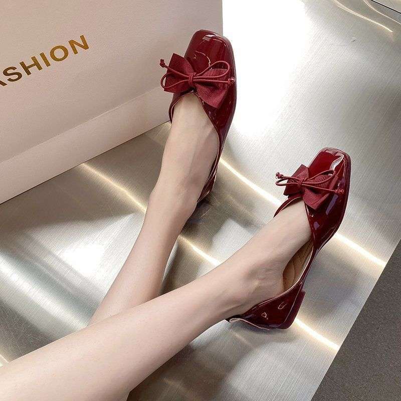 Red single shoes women's spring 2025 new late evening breeze gentle shoes square head beanie shoes flat one pedal ladyshoes
