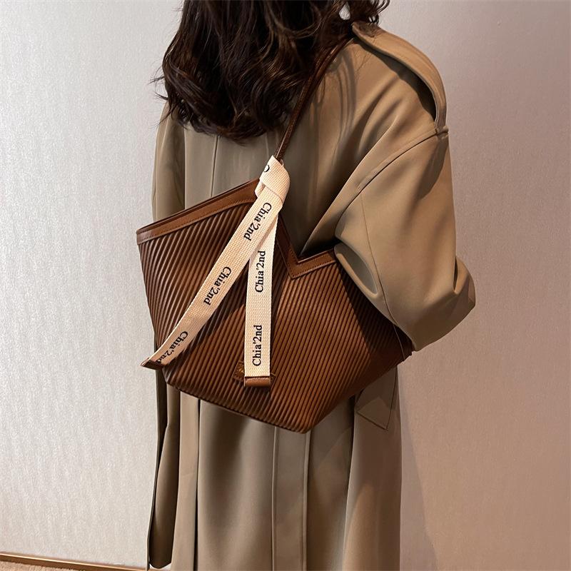 Large-capacity Tote Bag for Commuting, High-end Style, Single Shoulder Bag, Casual Heart-shaped Underarm Bag