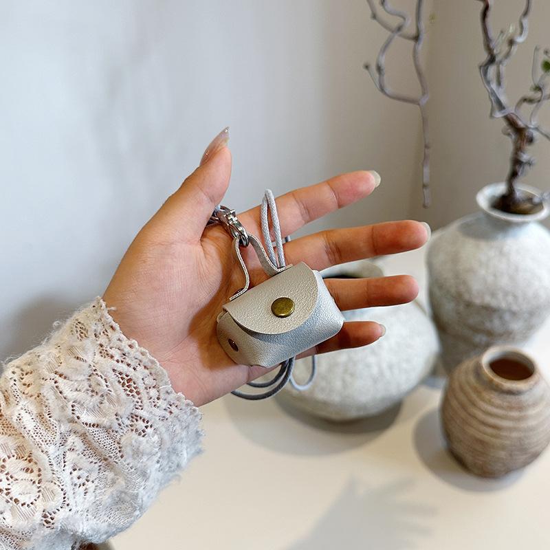 This year, it is super popular. Leather earphones, bags, neck hanging, hand carrying women's mini storage accessories, small bags, pendant keychains.