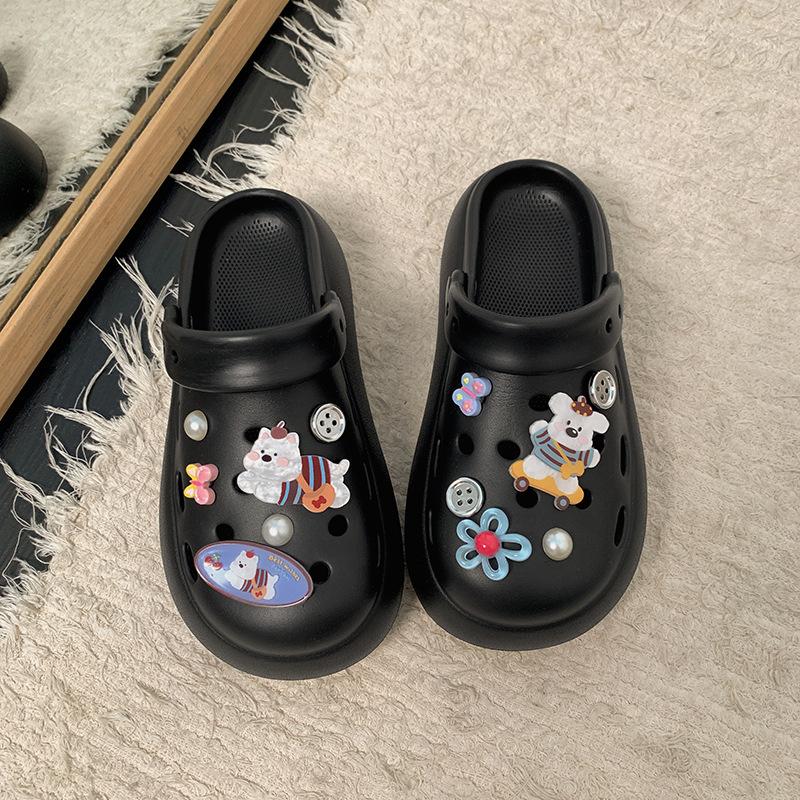 Internet Celebrity Explosion Cute Cartoon Black Platform Hole Shoes Women 2025 New Summer Wear Stepping On Shit Feeling Bag Head Drag