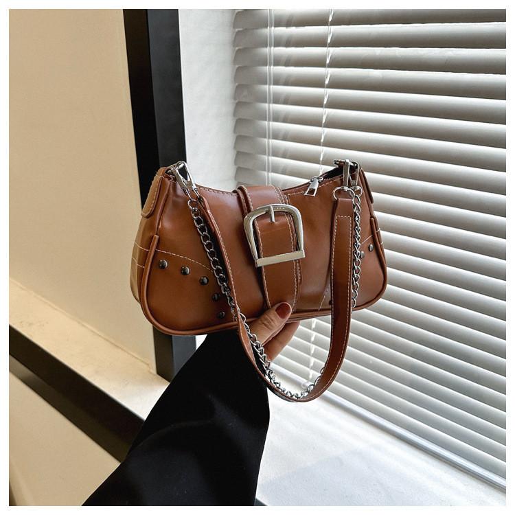 2023 New Spring Fashion Pu Rivet Personality Bag Street Trend Solid Color Chain Single Shoulder Small Square Bag светло-коричневого