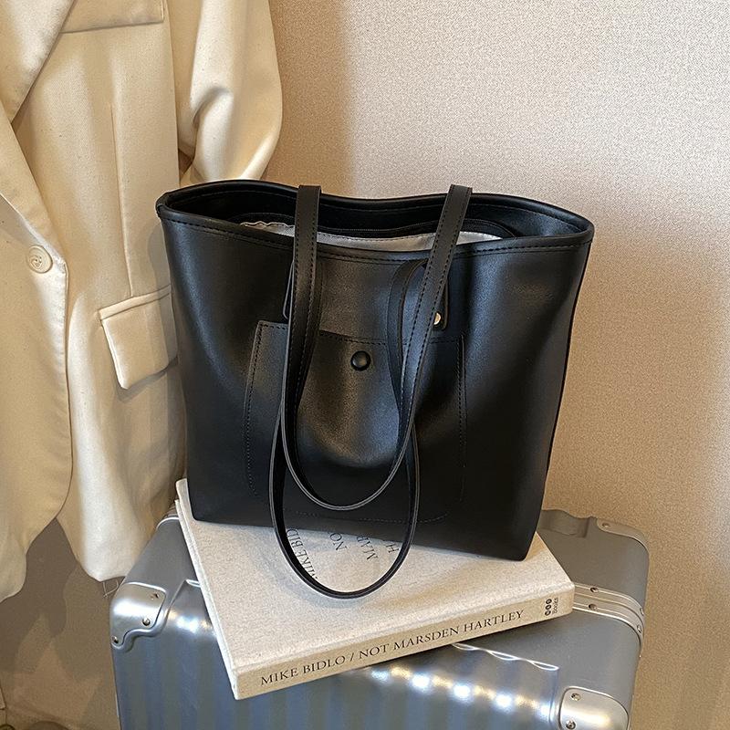 Large-capacity retro bag women's autumn and winter versatile 2025 new simple shoulder bag popular commuter tote bag this year