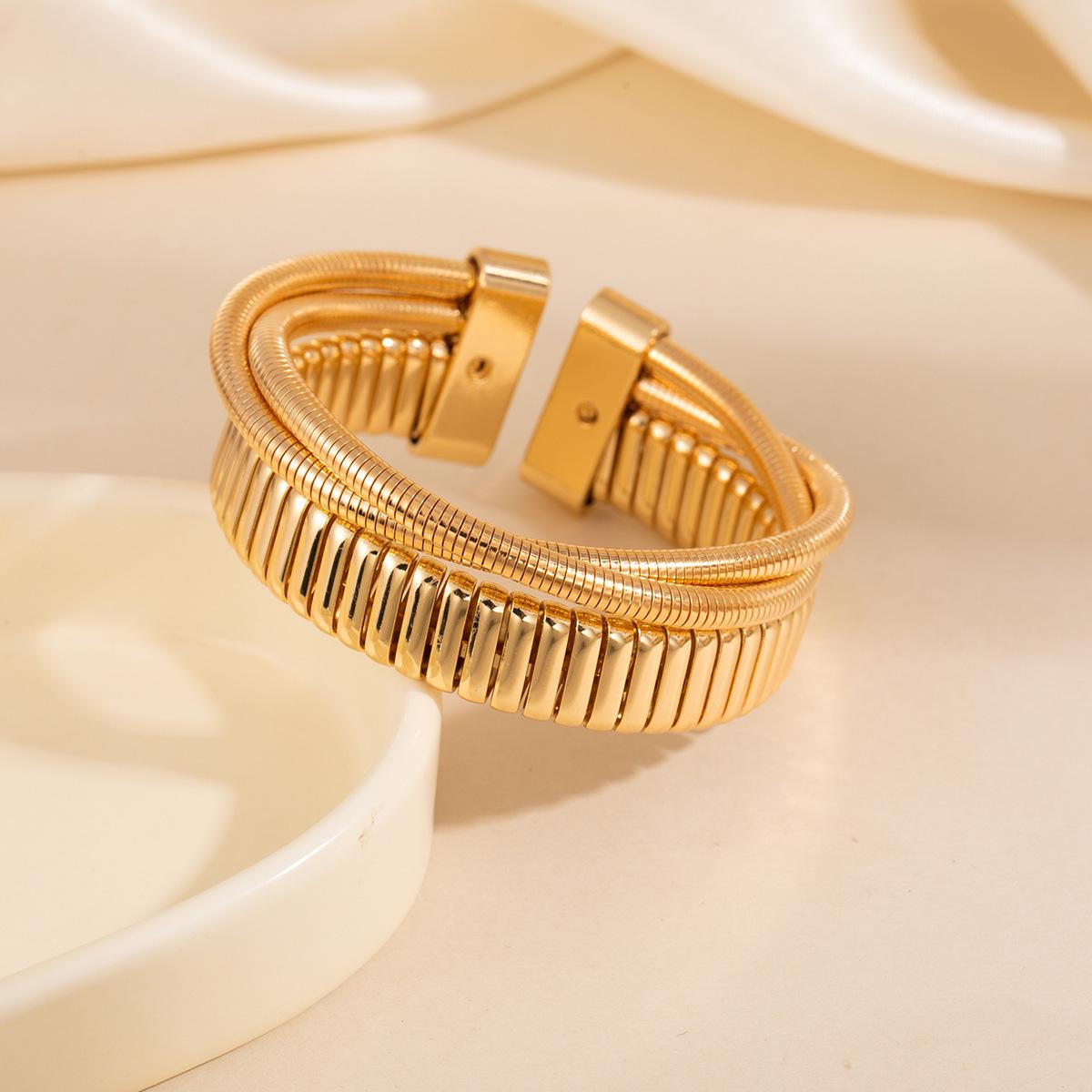 European-American Multi-layer Elastic Bangle: Unique Striped Fashion Bracelet for Women золотой