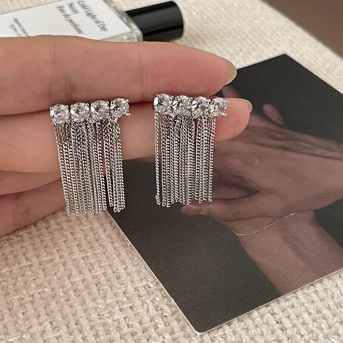 

Легкие роскошные новые серьги-гвоздики из циркония, женские нишевые высококачественные серьги-каскады с бахромой, изысканные универсальные серьги для знаменитостей copper