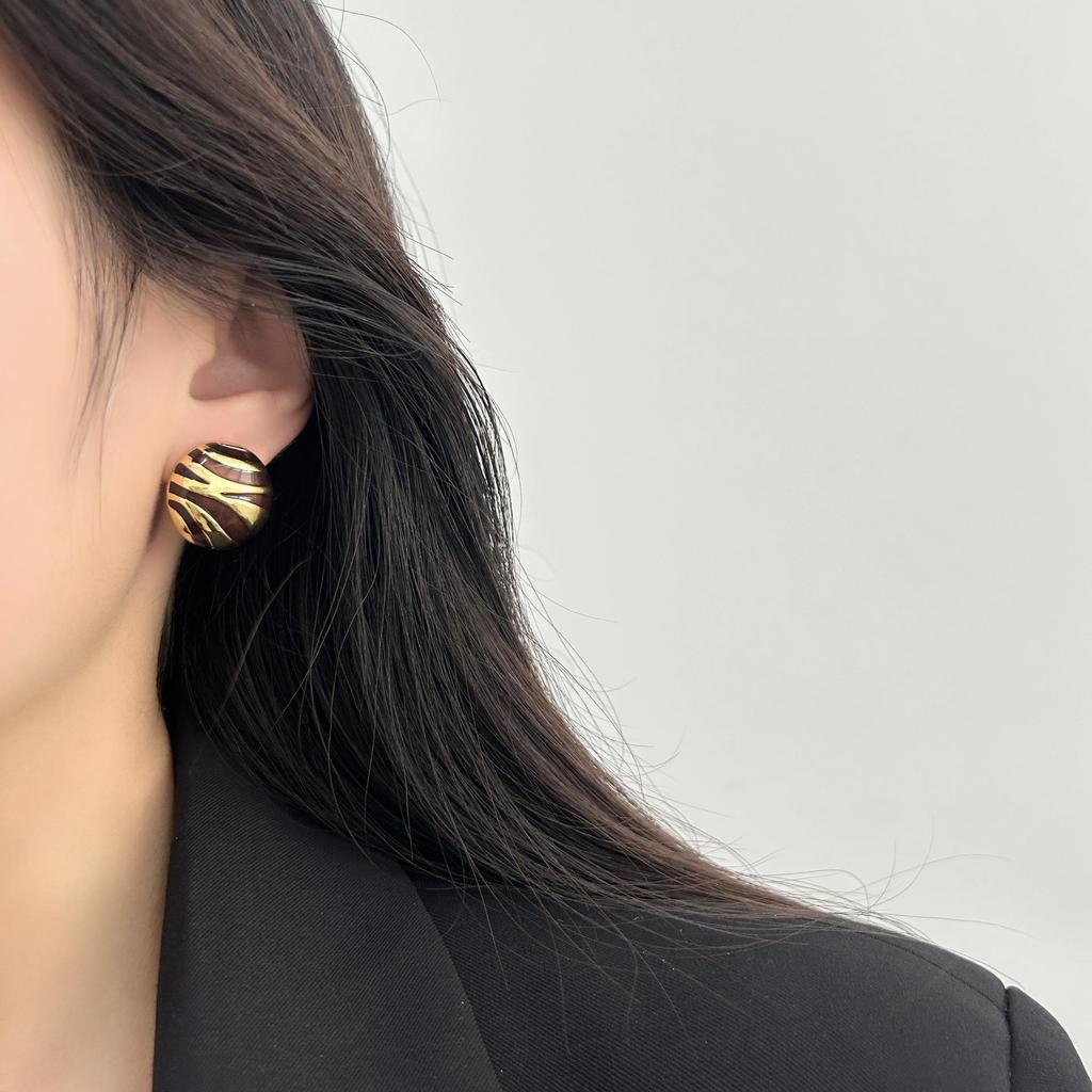 Unique Metal Zebra Pattern Stud Earrings French Retro Wild Light Luxury Niche Exquisite Commuting High Sense