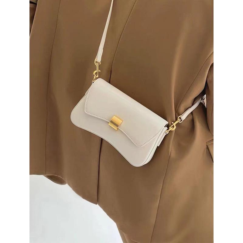Retro 2026 Women's Baguette Bag: High-End Niche Design, Shoulder & Crossbody Style, Compact and Stylish