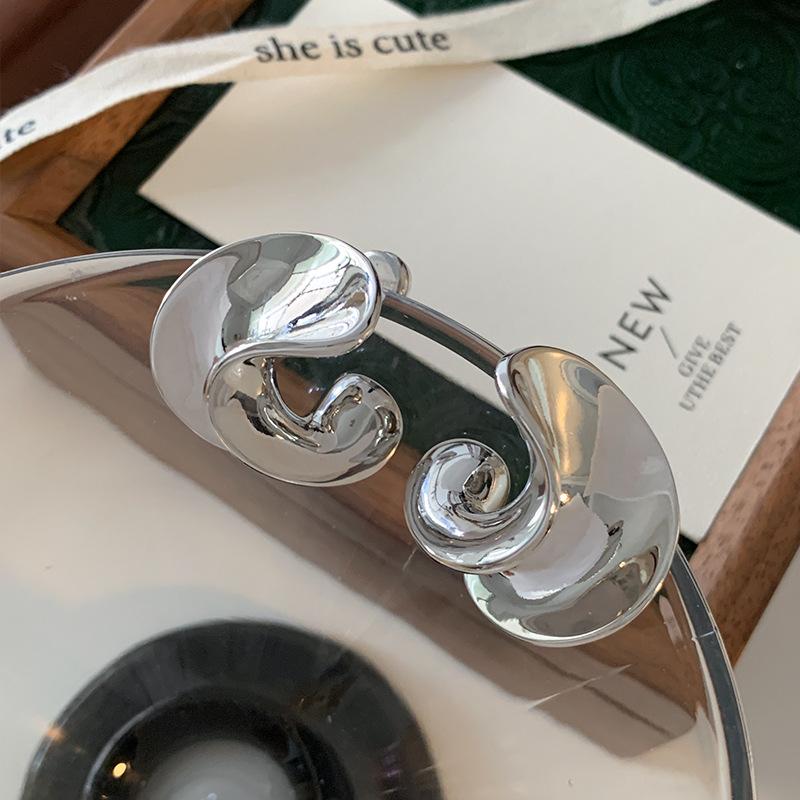 

Изогнутые золотые серьги-гвоздики женские легкие роскошные высокого класса Matsumoto Enai тот же самый стиль