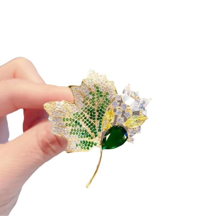 Elegant Maple Leaf Corsage: Fashionable, Versatile, and Chic High-End Brooch