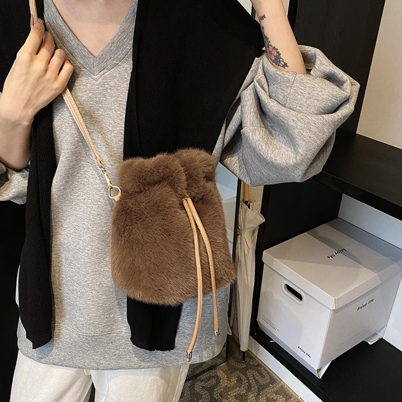 

2025 новая сумка-ведро новая женская на плечо через плечо цепочка модная и милая универсальная плюшевая в национальном стиле сумка на удачу 16*13*21