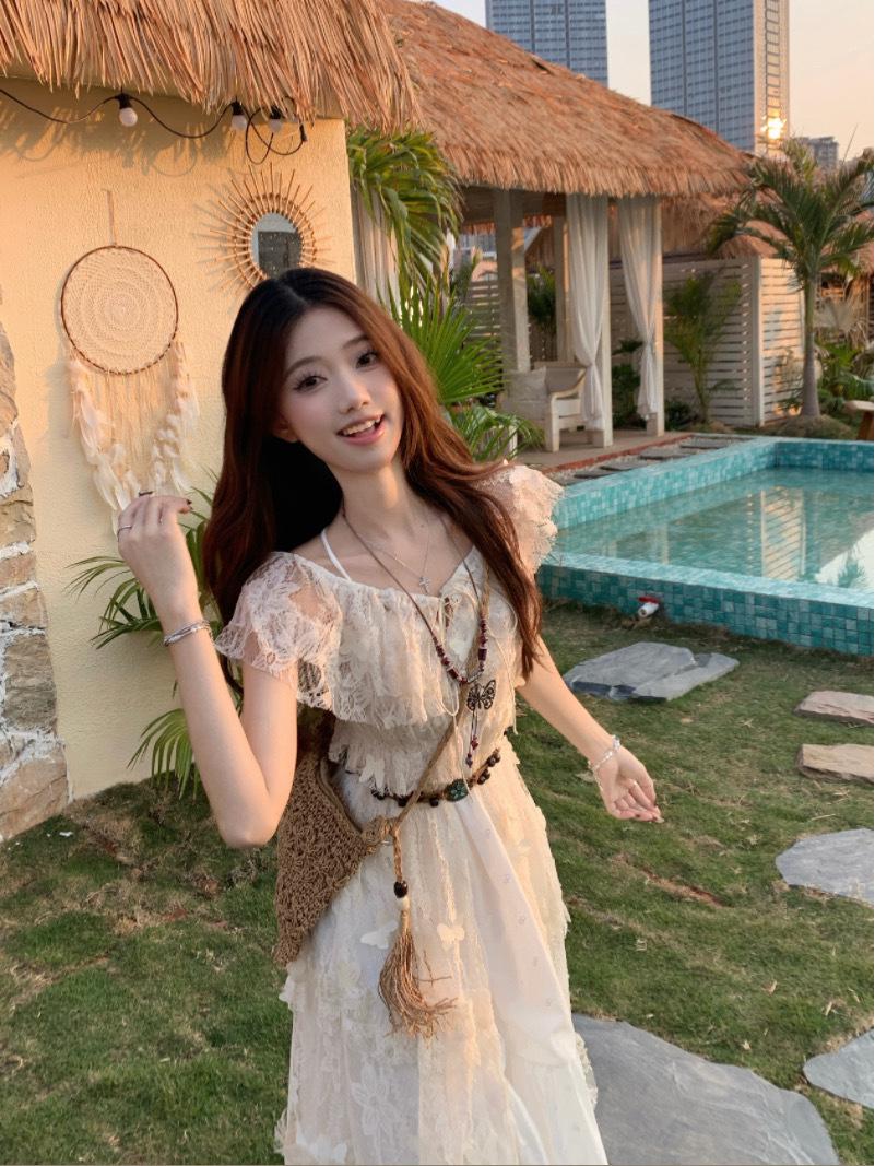 

Блузка с открытыми плечами и оборками-бабочками и вышитое платье на бретелях — женский тренд лета 2025 года S