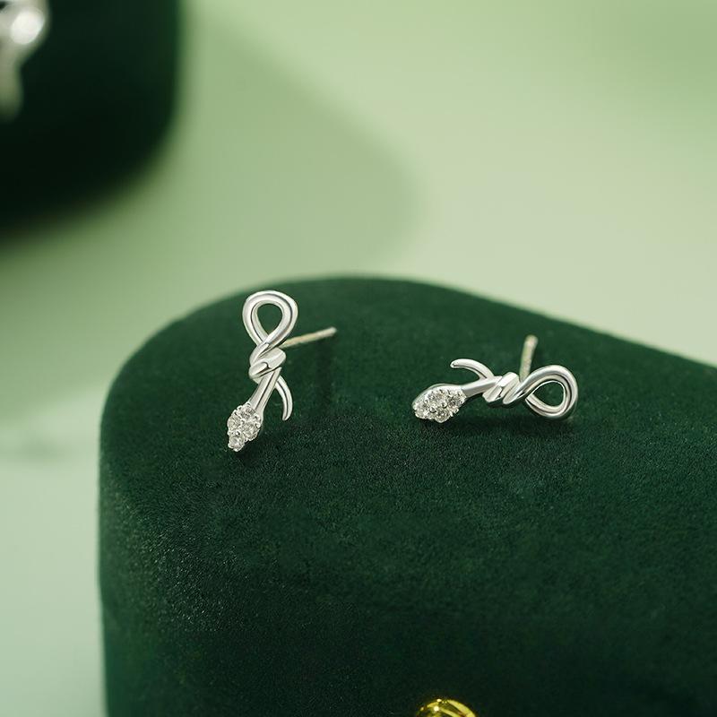 

Оригинальный подарок на Новый год в виде змеи, серьги-гвоздики в виде змеиных ушей для женщин в китайском стиле, осенние и зимние серьги в год зодиака