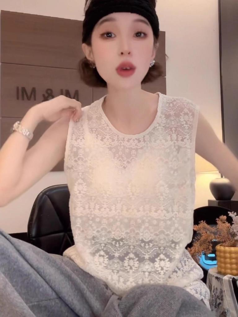 Trendy Plus-Size Lace Round Neck Sleeveless Top