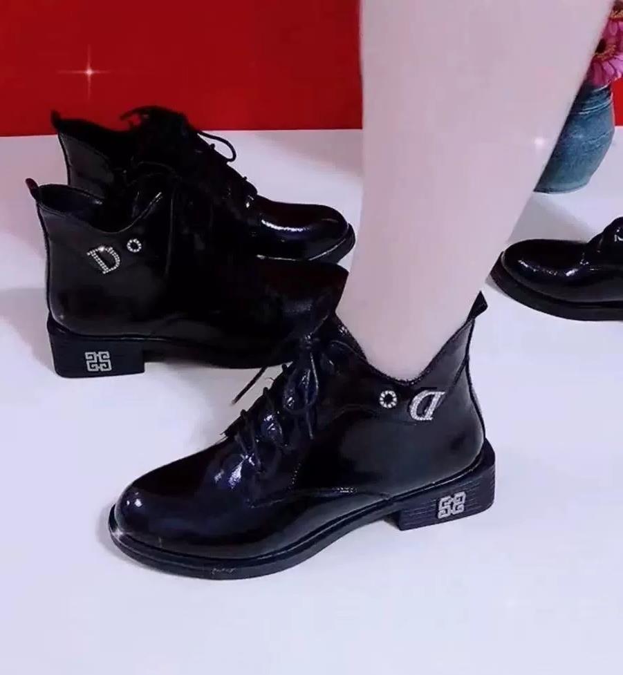 

Осень и зима новые короткие сапоги в британском стиле мягкие кожаные женские туфли женские красные низкие универсальные сапоги Jingxiao лакированная кожа Martin boo 35