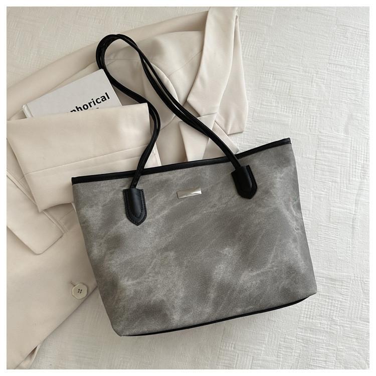 Simple Urban Style Large Nylon Tote For Women With Zipper Soft Texture And Sleek Design