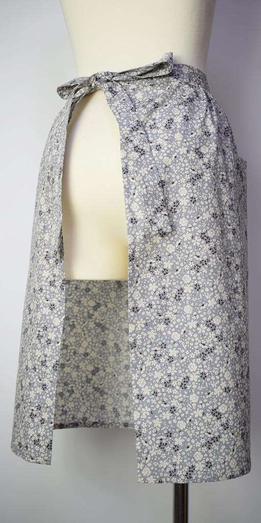 Salon Made in Small Floral Relaxed Flower A x Gray [Berry Berry] Apron, Japan, Pattern, Fit,
