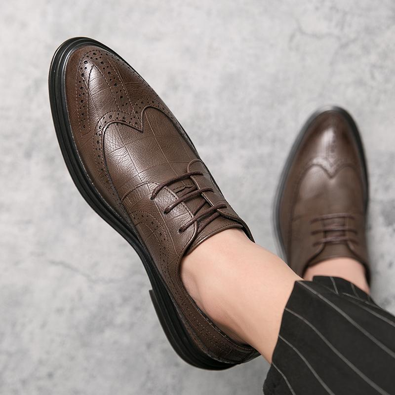 Fashion Korean Version of Men's New Pointed Comfortable Casual Leather Shoes Fashion Brand Men's Spring Carved Lace Up Leather Shoes